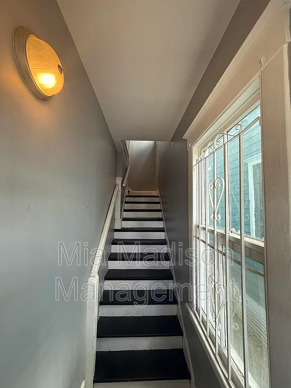 Building Photo - 607 W 44th St #B