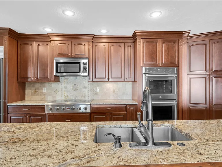 5810 Bahama Shores Dr S — Photo 39