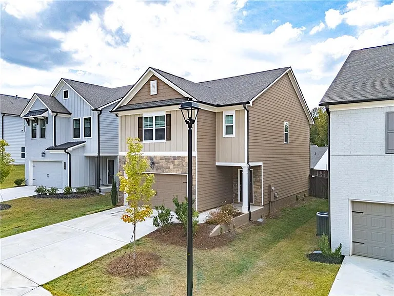 258 Station Overlook Dr — Photo 2