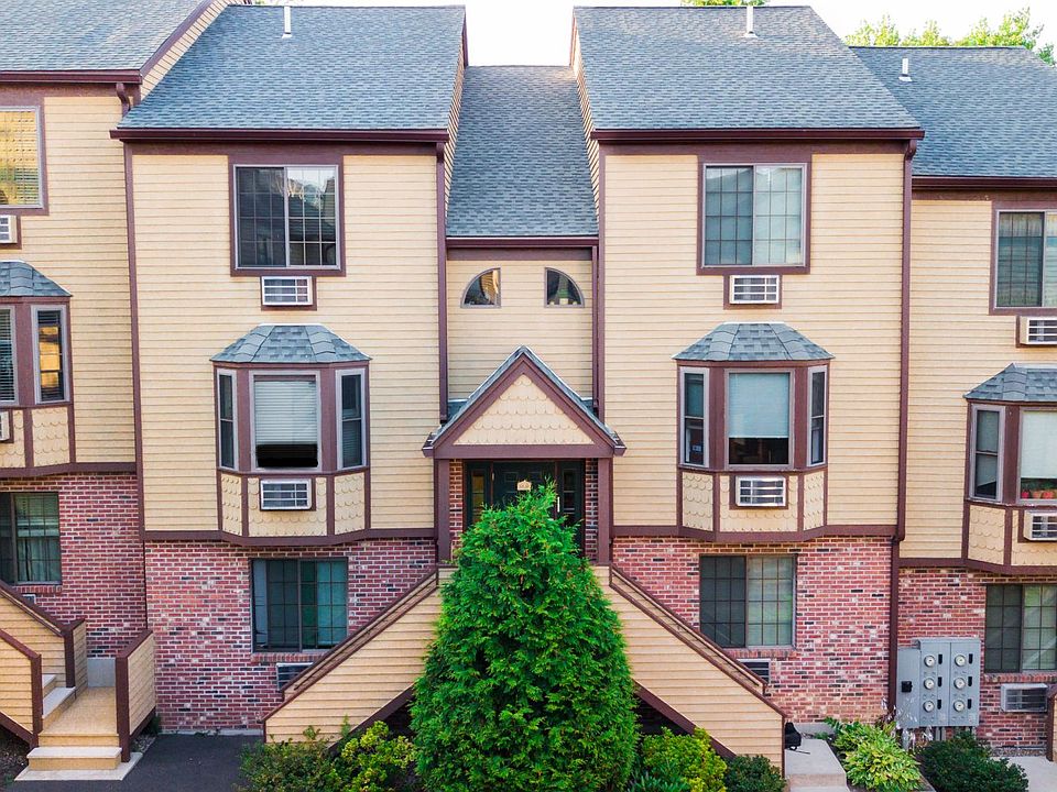 The newest condos of our complex! Brand new siding, roof, weatherproof windows, stairs etc. Ready to move in!