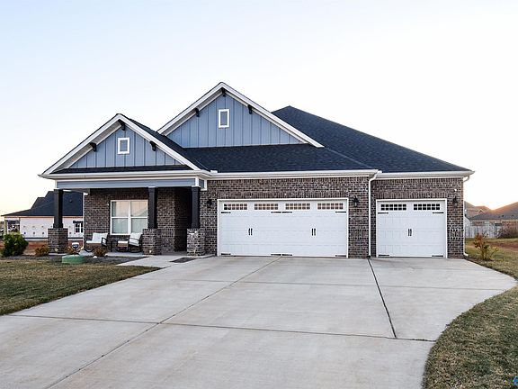 3rd image of 204 Charlie Lee Cir