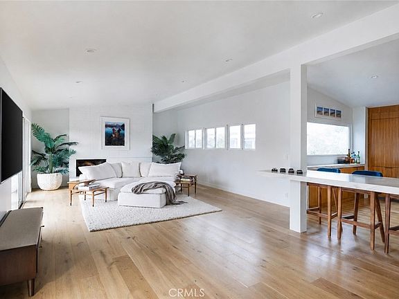 3rd image of 1504 Westcliff Dr #5