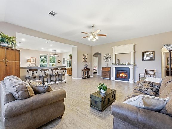4th image of 105 Jessica Dr