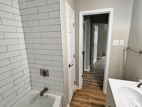 4th image of 2800 Hart Dr NW