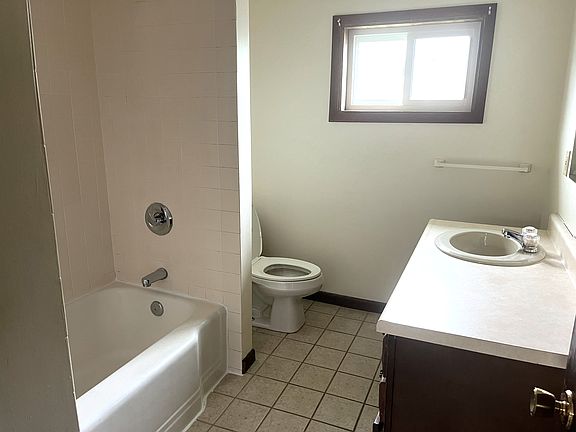 3rd image of 610 W 19th St #2