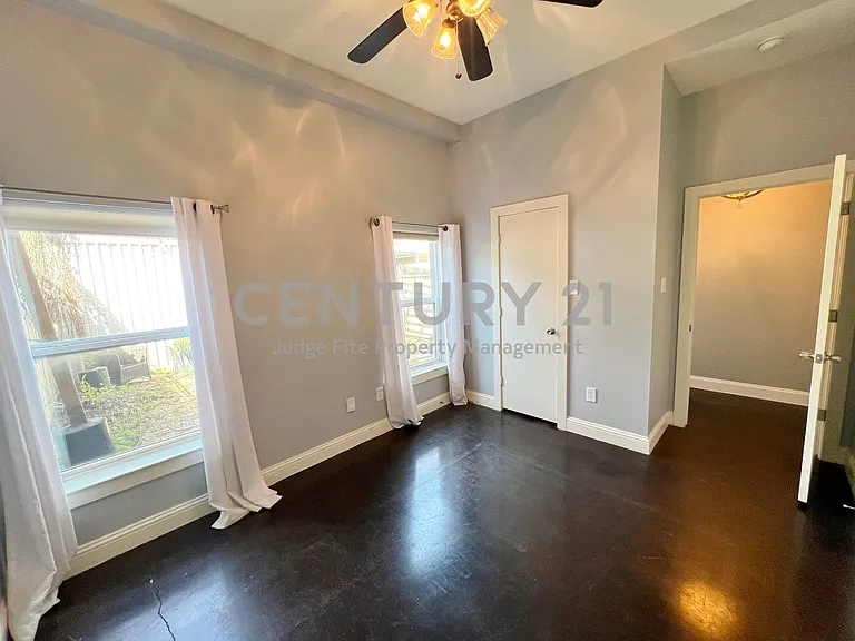 1813 S Ervay St — Photo 14