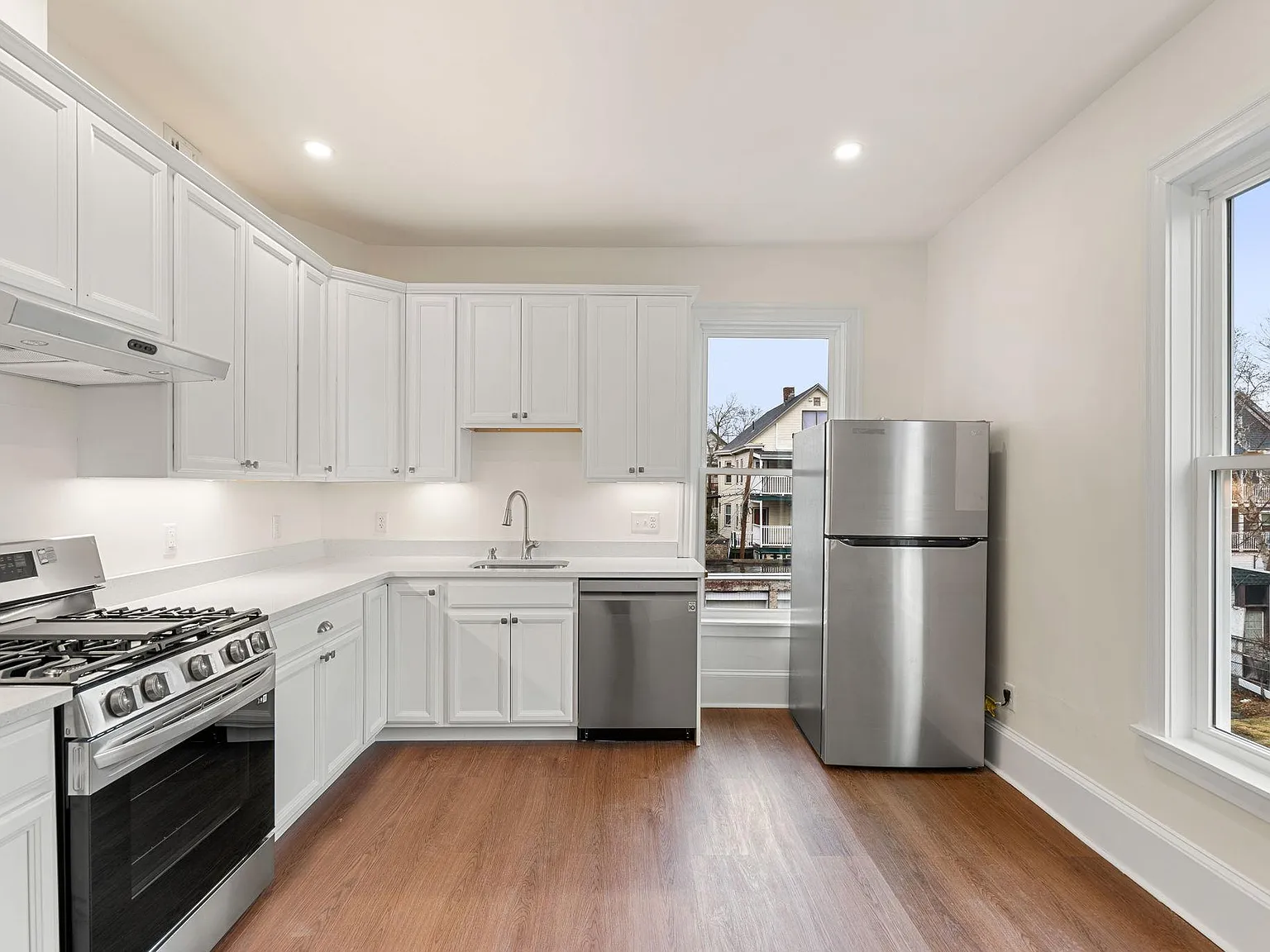 3 bed, 1300 sqft, $3,200 — Photo 3