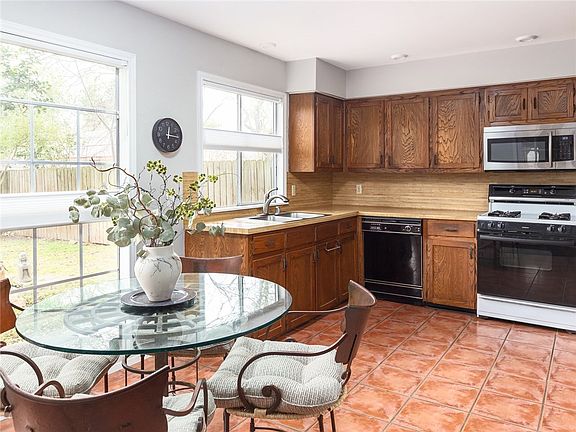 5th image of 1001 Hillside Oaks Dr