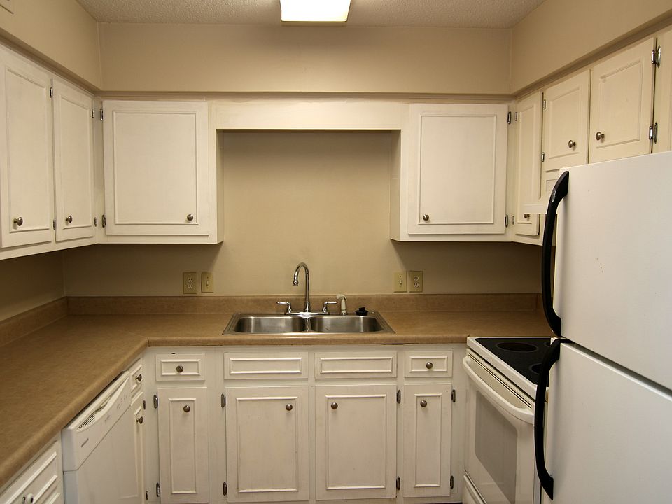 Kitchen w/ lots of storage