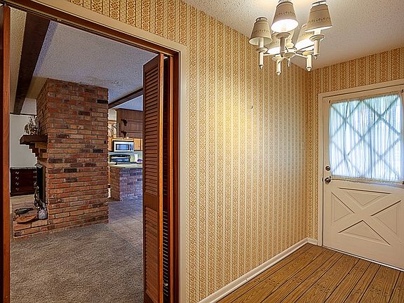 4th image of 1344 N Lewis Dr