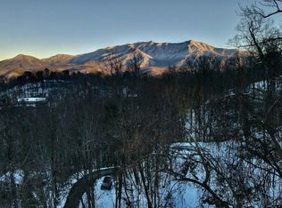 827 Innsbruck Dr, Gatlinburg, TN 37738