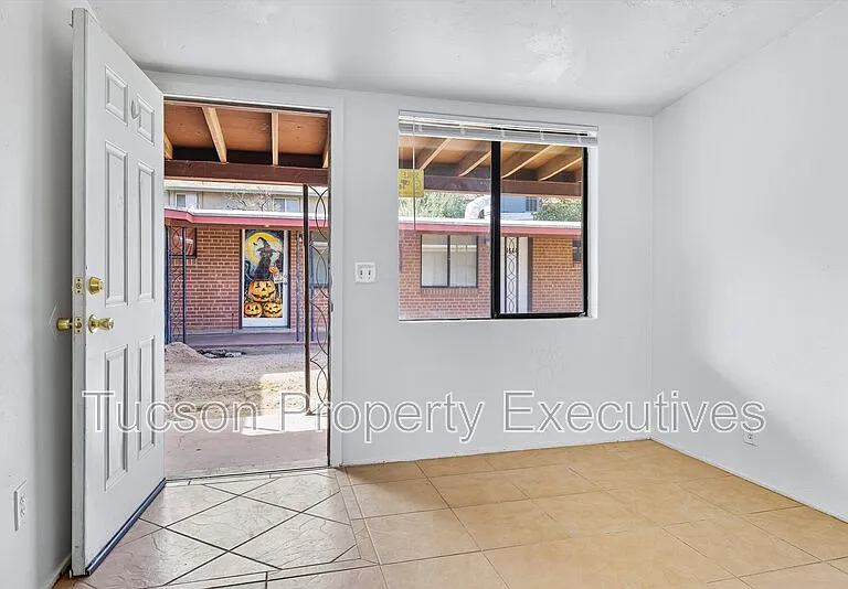 1662 N Beverly Ave — Photo 8