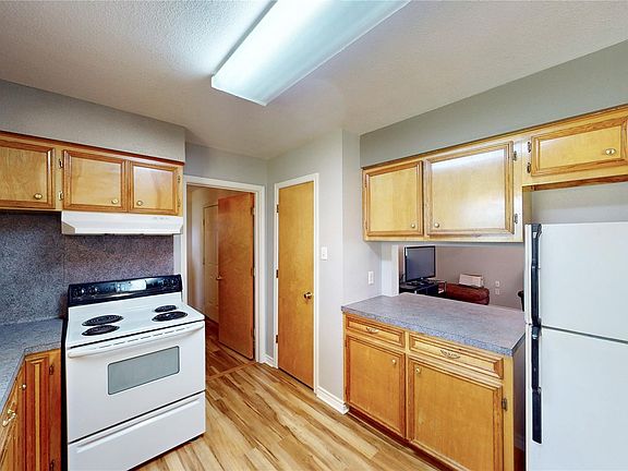5th image of 906 Waco St