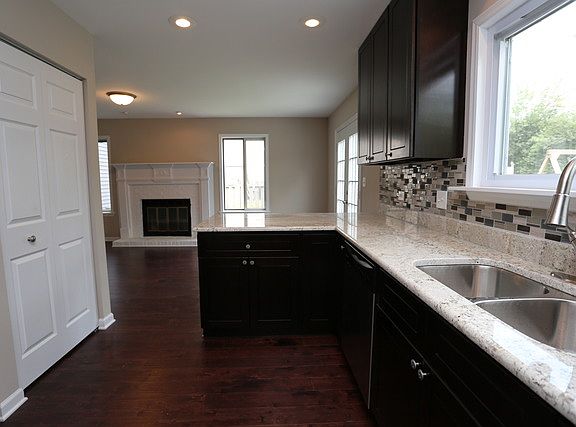 3rd image of 475 Danbury Dr