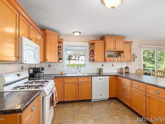 5th image of 3695 Deena Dr SW