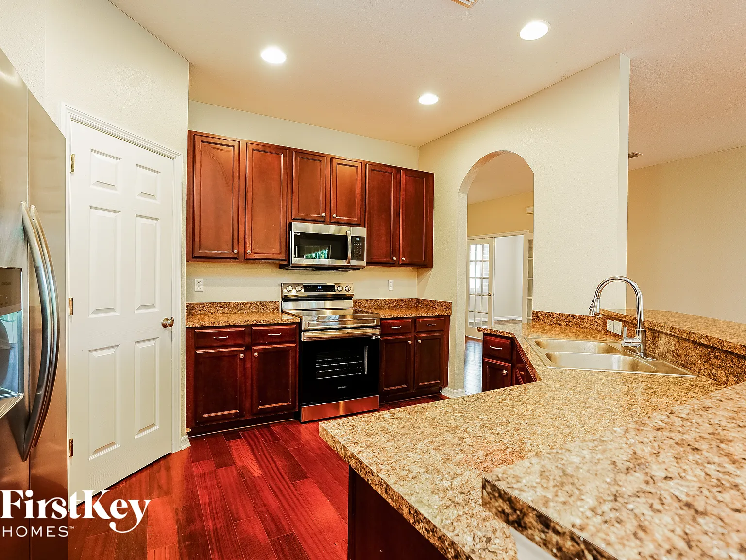 3 bed, 2.0 bath, 2208 sqft, $2,030 — Photo 4