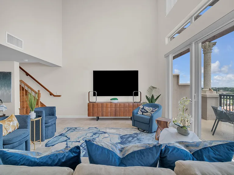 Royal Palm Apartments — Photo 7