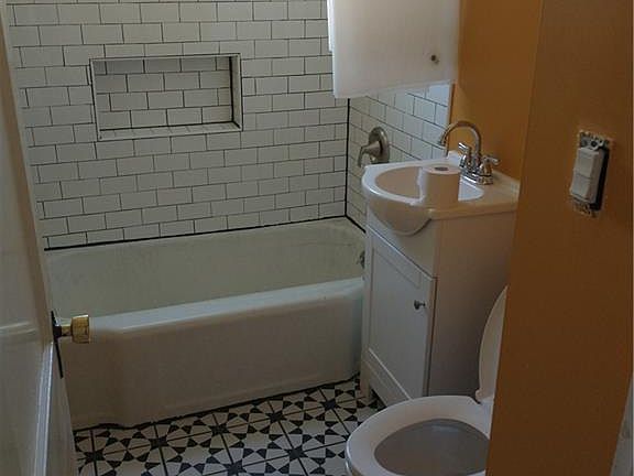4th image of 83 Carson Ave