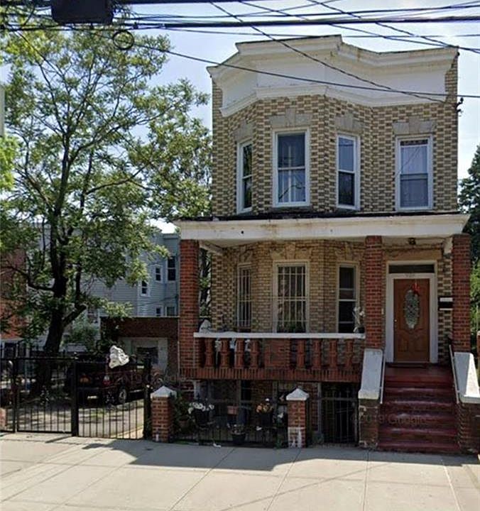 1st image of 928 E 215th St