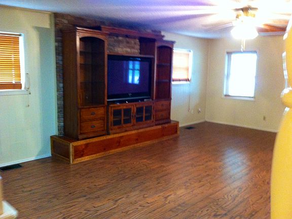 3rd image of 102 Rolling Hills Dr