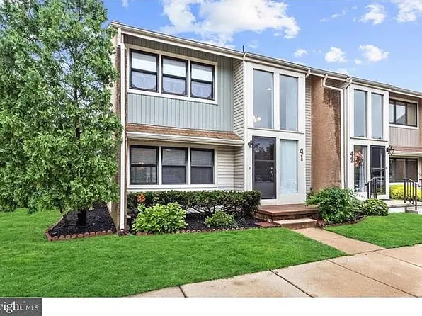 41 Viburnum Ln, Mount Laurel, NJ 08054
