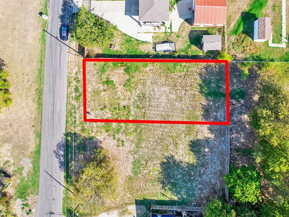2nd image of 207 Nicole Dr