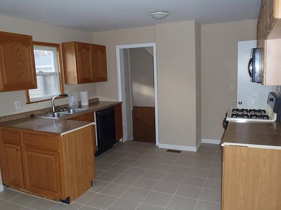 4th image of 137 Doremus Ave