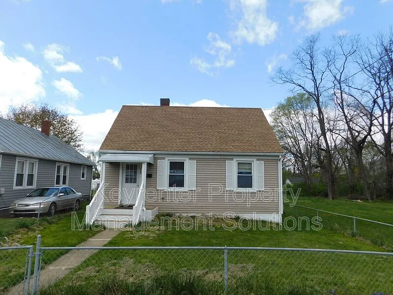 3 bed, 1.0 bath, 930 sqft, $1,395 — Photo 1