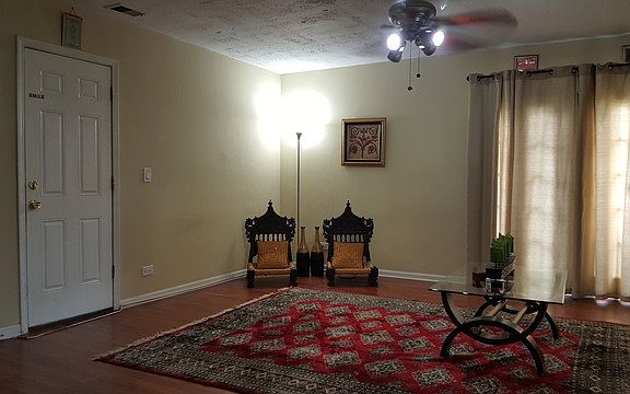 3rd image of 1750 N Devon Ave