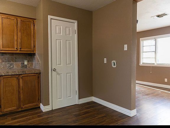 4th image of 2926 Featherston Ave