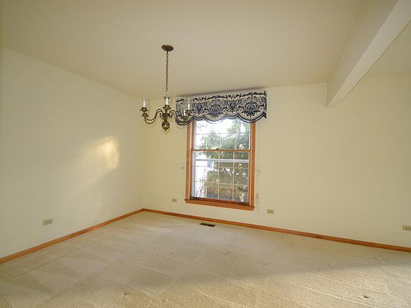 5th image of 704 Hillcrest Dr