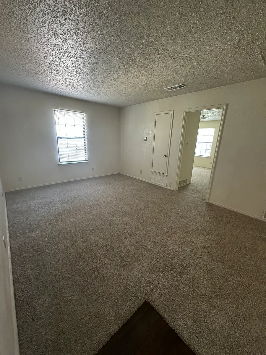 Living Area - 2519 W Prairie St #4