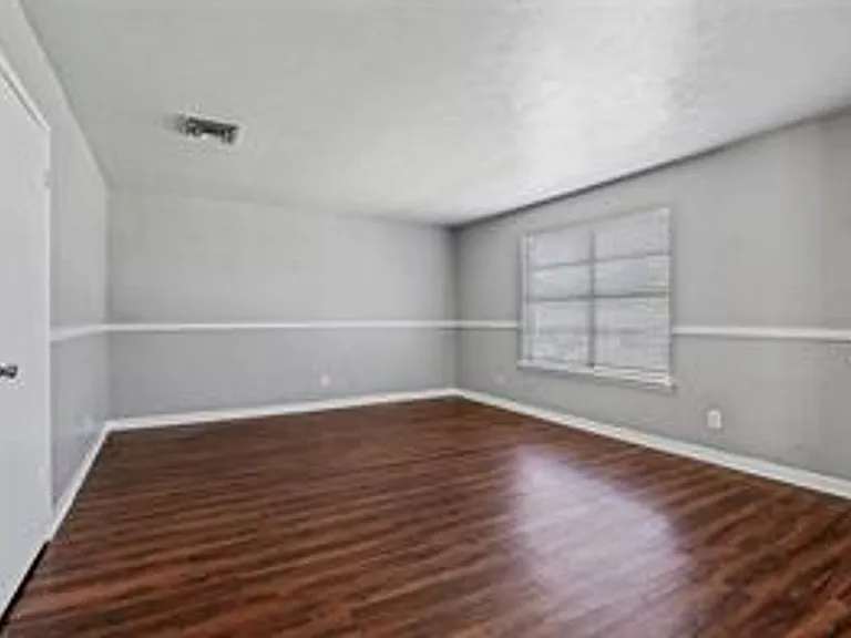 Ennis Place Apartments: Leasing Specials! Great location & Upgrades! — Photo 24