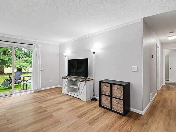 3rd image of 2227 Pinehurst St