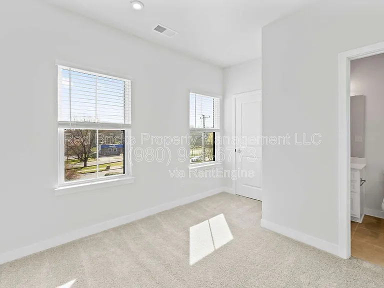 2833 Statesville Ave — Photo 11