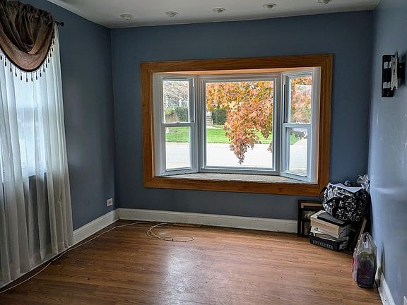 5th image of 327 Country Club Dr
