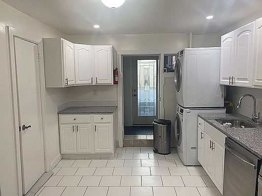 5th image of 555 Putnam Ave APT 1