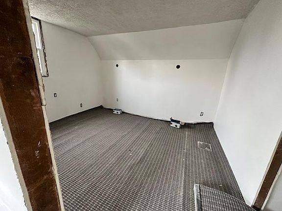 5th image of 696 Florence St