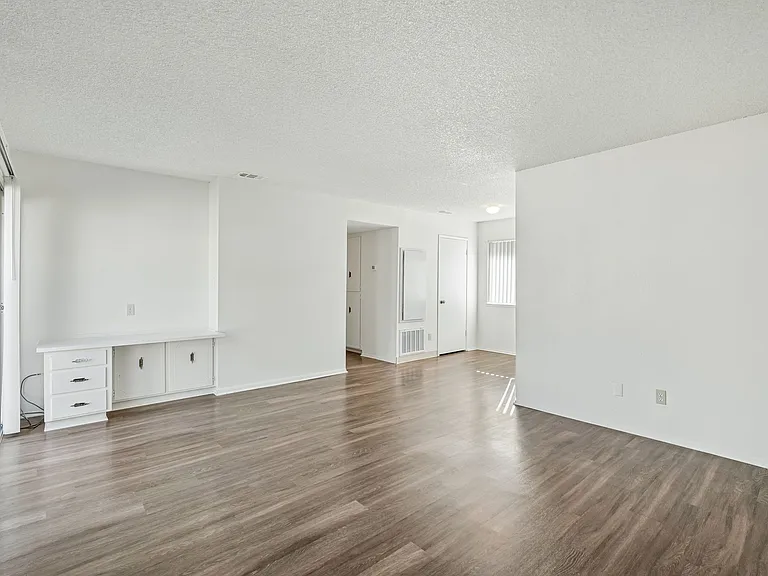 Sherwood and Forest Arms Apartments — Photo 15