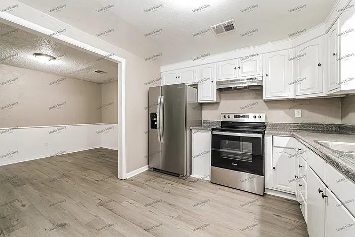 1100 Locust Dr — Photo 6