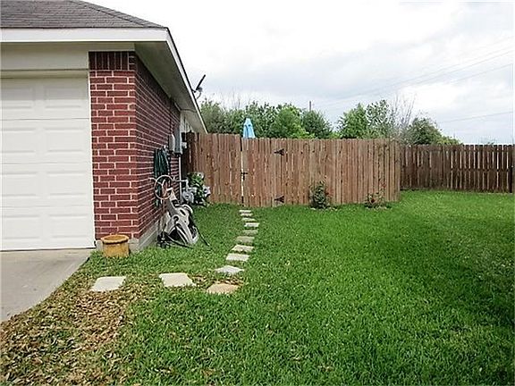 STONE WALK TO HUGE CUL DE SAC BACKYARD AND PATIO AREA