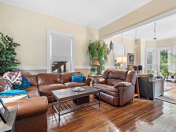 3rd image of 46 Summer St
