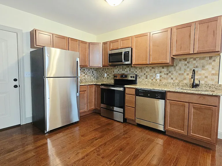 1404 E State St Apartments — Photo 2