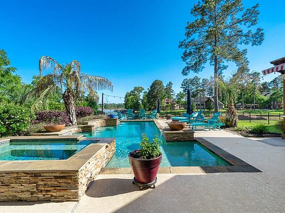 Spacious cool deck patio area - your back neighbor is the lake!