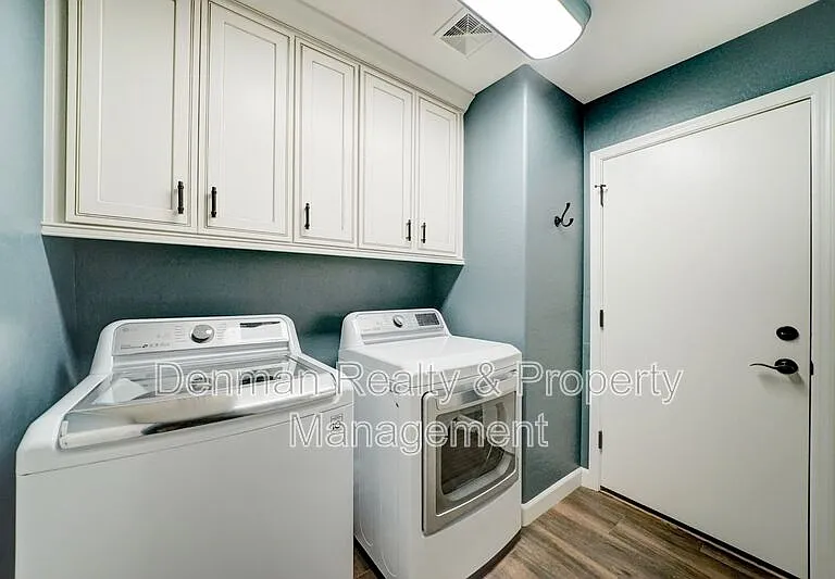 1357 N Drexel — Photo 29