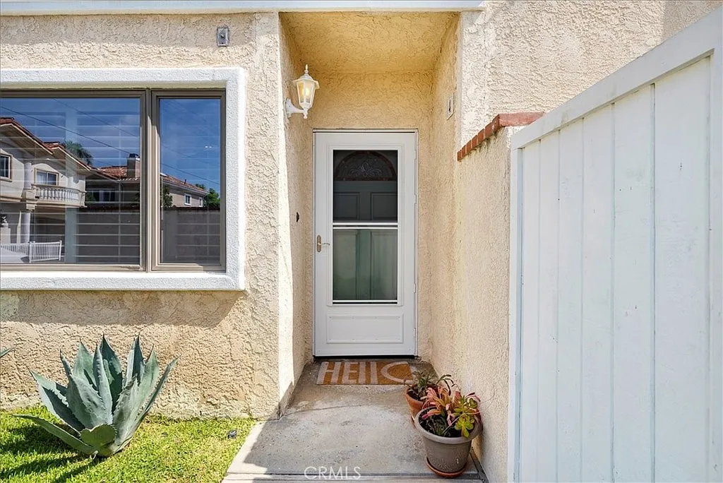 3 bed, 2.5 bath, 1394 sqft, $5,600 — Photo 3