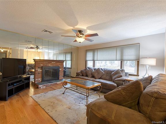 5th image of 90 Orleans Dr