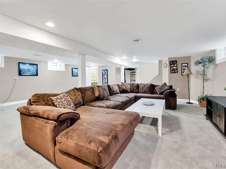 10070 Buckingham Ave — Photo 17