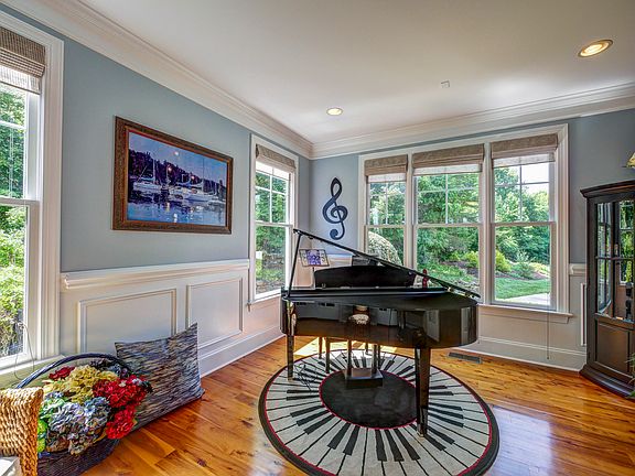 4th image of 8468 Queens Ct