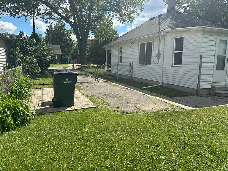 22441 Ridgeway St — Photo 50